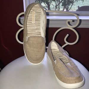 Canvas/tennis shoes